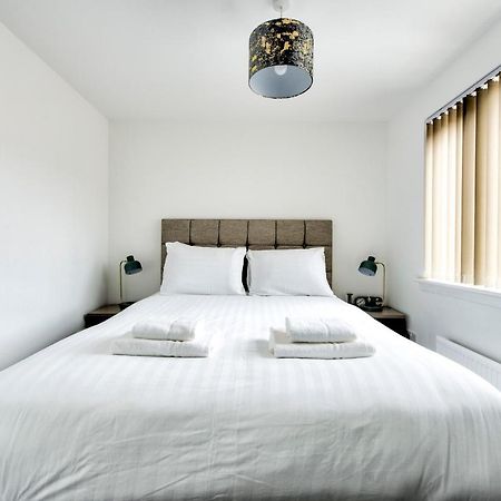 2-Bedroom Holiday Home With Private Garden & Parking เอดินบะระ ภายนอก รูปภาพ